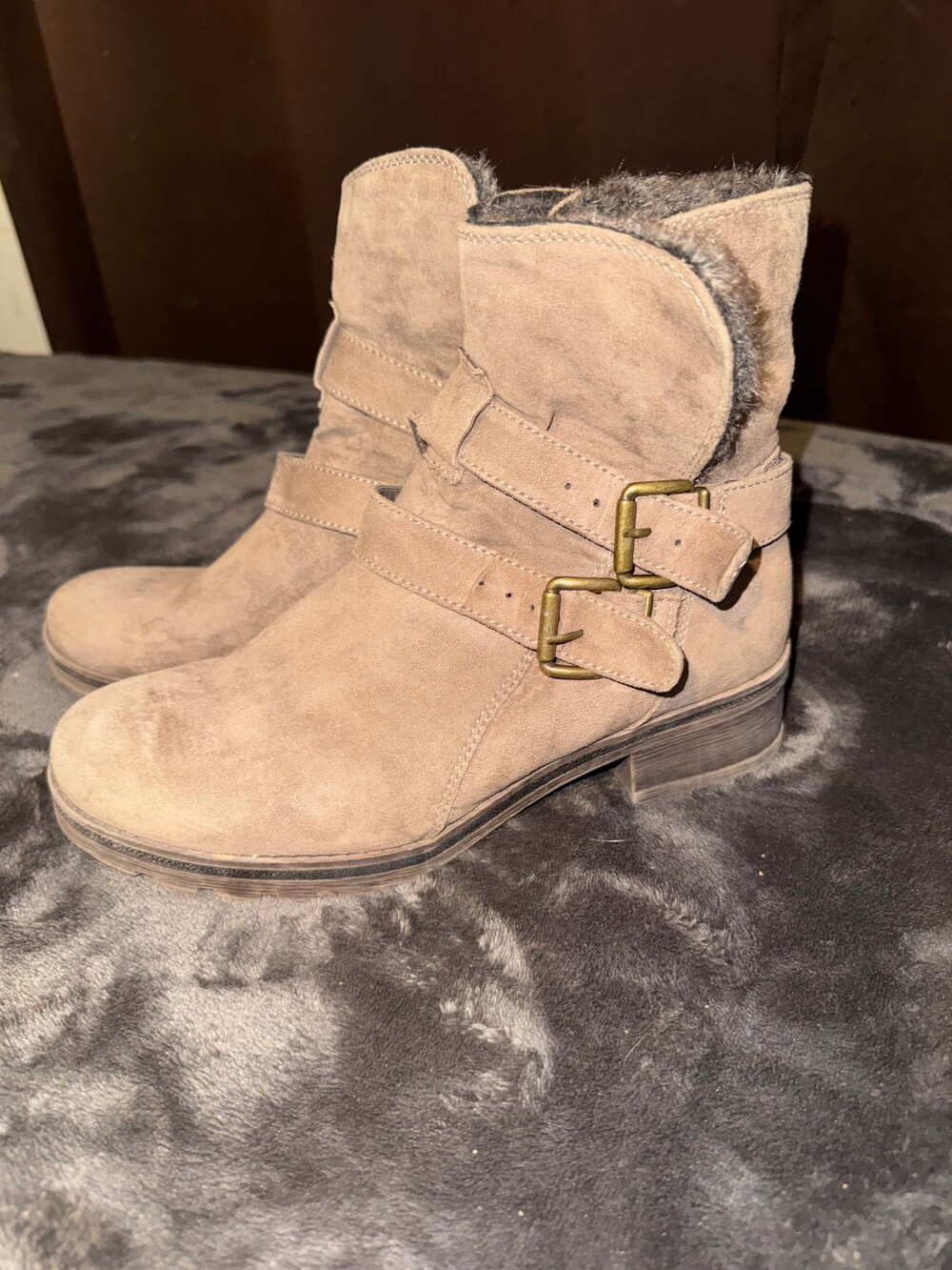 White mountains Chastity ankle bootiies with Faux Fur Lining